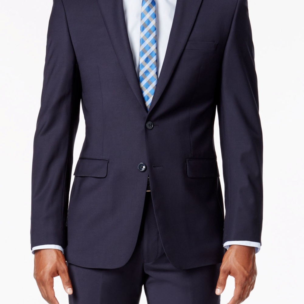 • Approx. model height: 6'1" and he is wearing a size 40R jacket